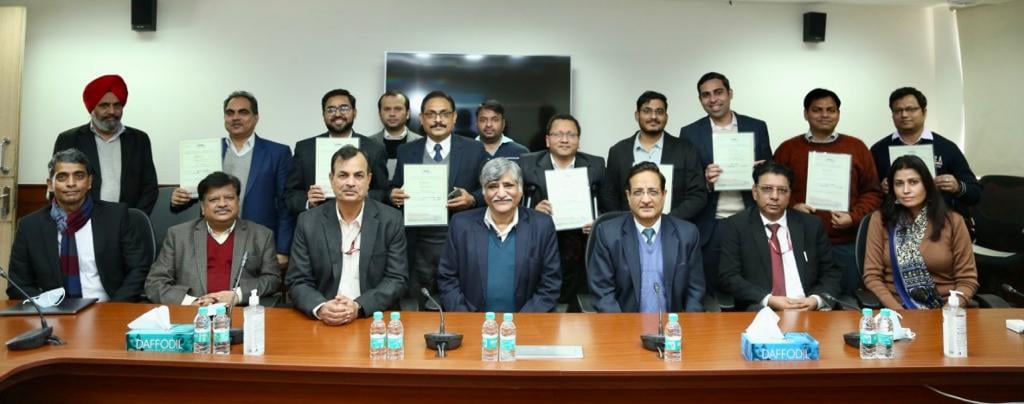 एनएचएसआरसीएल ने अपने कर्मचारियों को उनके उत्कृष्ट प्रदर्शन के लिए निदेशक पुरस्कार प्रदान किए। ये पुरस्कार 28 जनवरी 2022 को कॉर्पोरेट कार्यालय में संबंधित निदेशकों द्वारा तथा साइट कार्यालयों में मुख्य परियोजना प्रबंधकों (सीपीएम) द्वारा प्रदान किए गए।